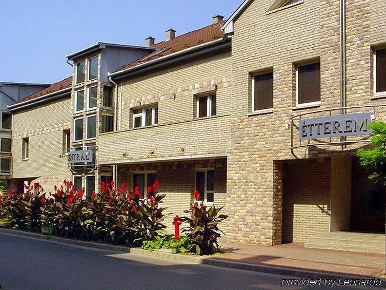 Hotel Central Ньиредьхаза Экстерьер фото