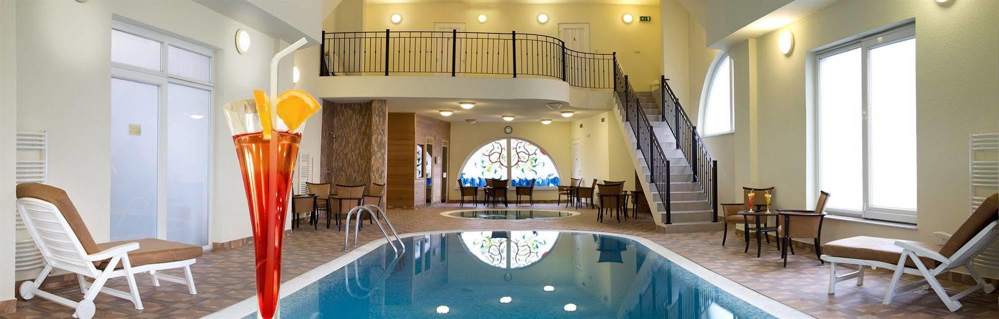 Hotel Central Ньиредьхаза Экстерьер фото